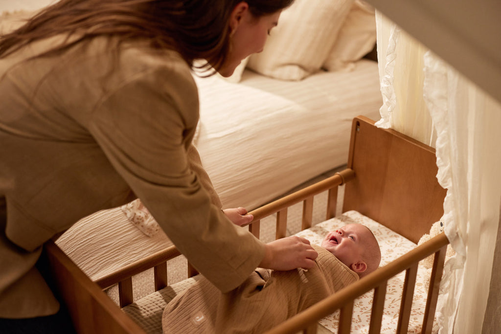 Emmaillotage bébé pendant la journée : faut-il emmailloter son nouveau-né pour la sieste Emmaillotage bébé pendant la journée : faut-il emmailloter son nouveau-né pour la sieste